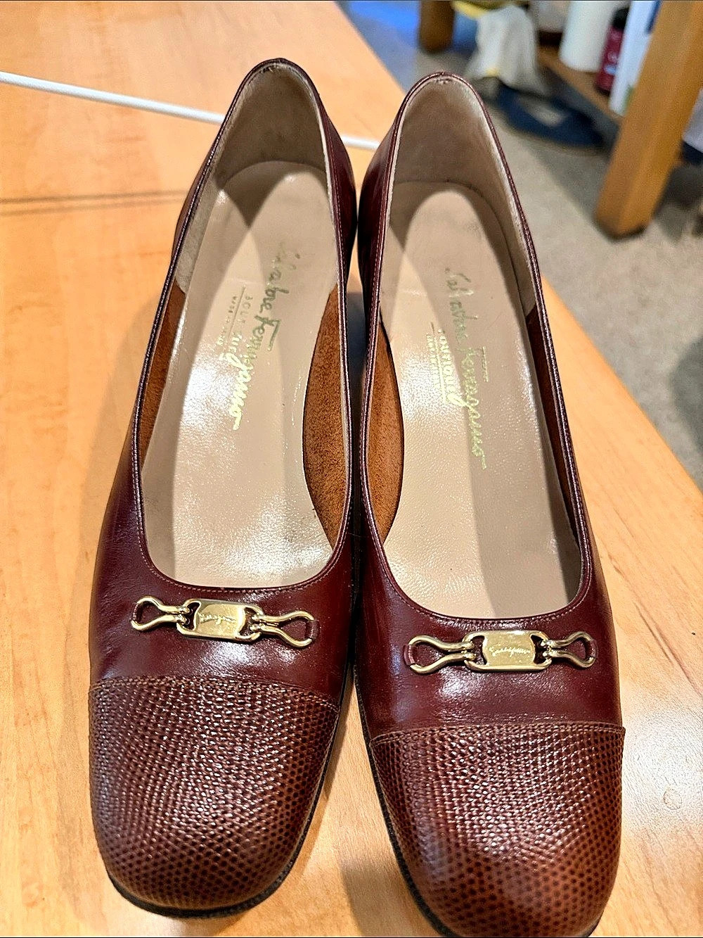 Vintage barely worn Salvatore Ferragamo Vara Brown Pumps US 9.5B